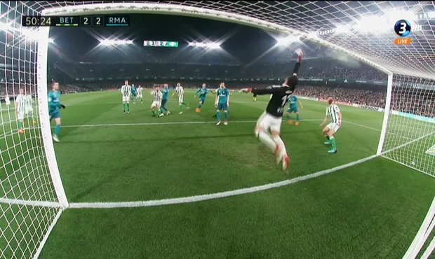 Real Betis - Real Madrid: Po rohu Lucase se přesnou hlavičkou pod břevno prosadil kapitán Ramos