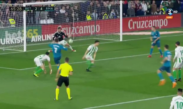 Real Betis - Real Madrid: Po obloučku Casemira si Ronaldo připravil míč na střelu a následně propálil Adána - 2:4!