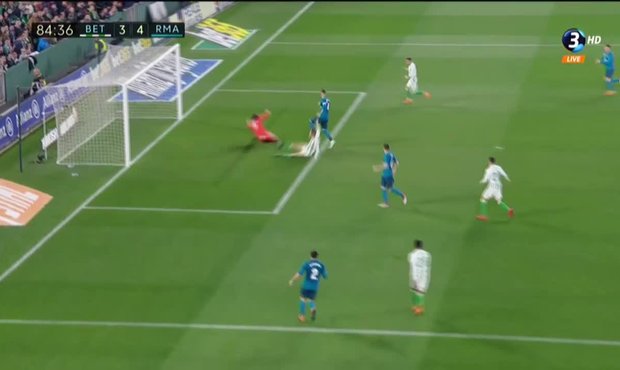 Real Betis - Real Madrid: Domácí Júnior Firpo předložil z levé strany do vápna míč Leónovi a ten snížil na 3:4