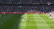 Real Madrid - Barcelona: Tyč! Po centru Marcela poslal míč do brankové konstrukce Benzema