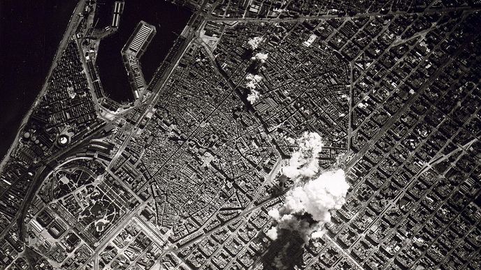 Bombardování Barcelony v roce 1938 (záběr z italského letadla)