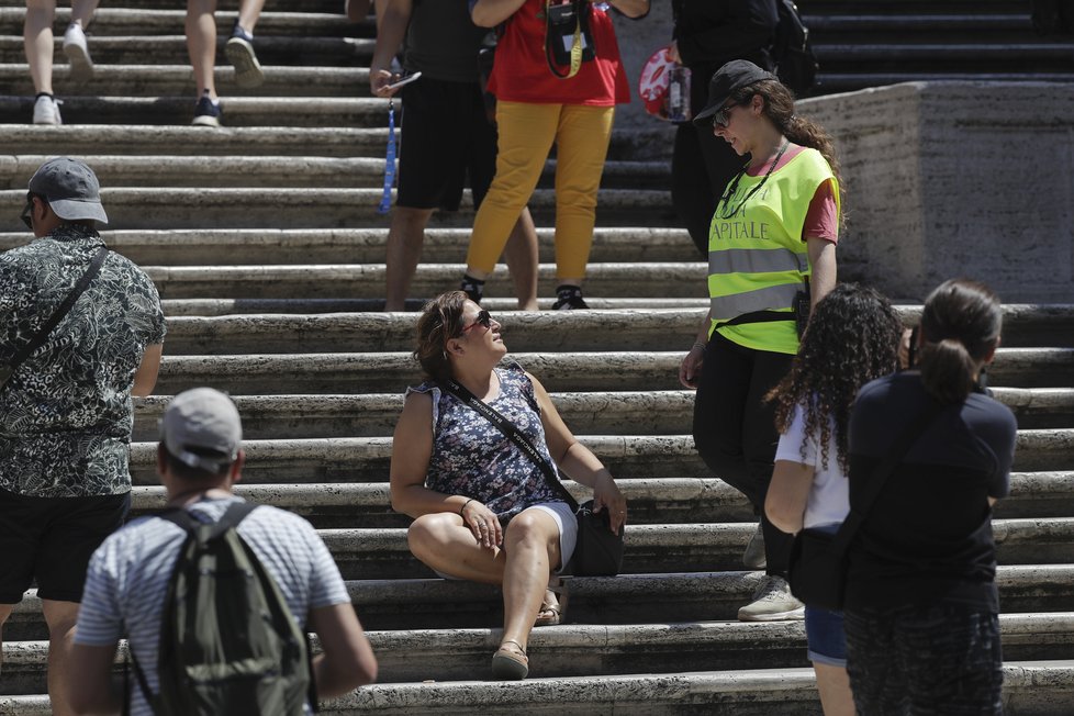 Na Španělských schodech v Římě je od roku 2019 zakázáno sedět.