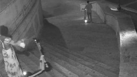 Bezohledná turistka (28) poničila Španělské schody: Házela na ně elektrokoloběžku!