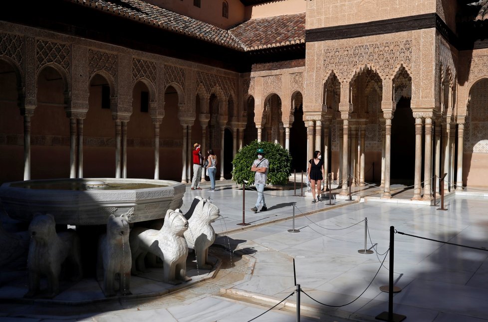 Španělský středověký komplex paláců Alhambra se po dlouhé době otevřel veřejnosti, lidé však musí dodržovat bezpečnostní opatření
