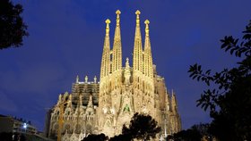 Slavný chrám Sagrada Familia , hlavní stavba Antoniho Gaudího. Jeho stavba trvá dodnes.
