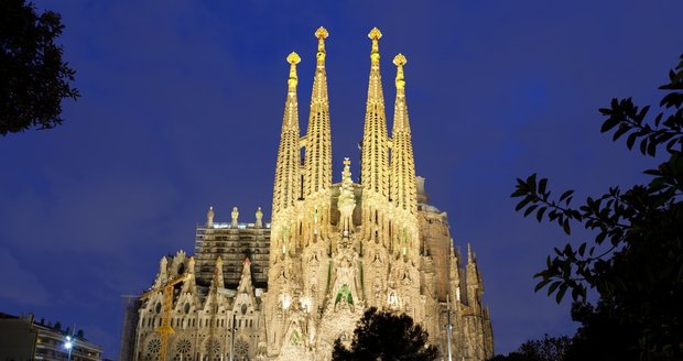 Slavný chrám Sagrada Familia v Barceloně, jeho stavba trvá dodnes.