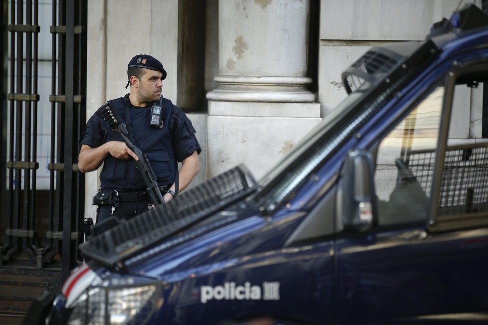 Po Barceloně další teror. Do Španělů v noci najelo auto s výbušninami
