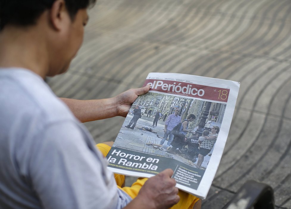 Po Barceloně další teror. Do Španělů v noci najelo auto s výbušninami.