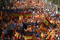 „Zastavte šílenství!“ Barcelonou prošly desetitisíce zastánců Španělska
