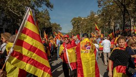Barcelonou prošly desítky tisíc zastánců jednotného Španělska (27. 10. 2019)
