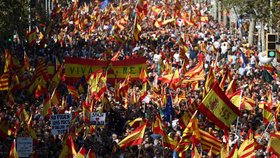 Barcelonou prošly desítky tisíc zastánců jednotného Španělska (27. 10. 2019)
