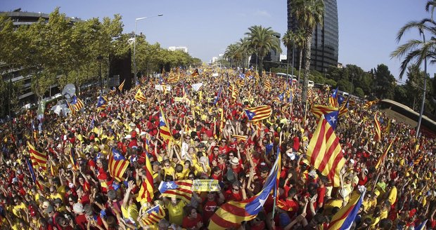 Chtějí se trhnout od Španělska: Ulice Barcelony zaplavily statisíce Katalánců!