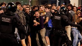 Barcelonské letiště bylo protesty ochromeno. Policie použila i hrubou sílu