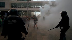 Barcelonské letiště bylo protesty ochromeno. Policie použila i hrubou sílu