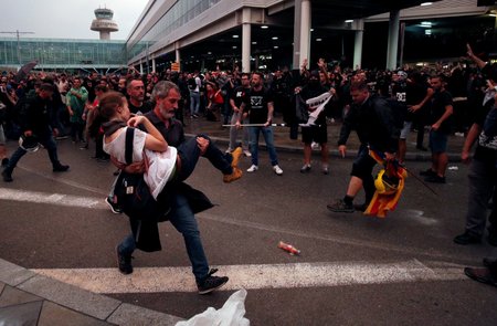 Barcelonské letiště bylo protesty ochromeno. Policie použila i hrubou sílu