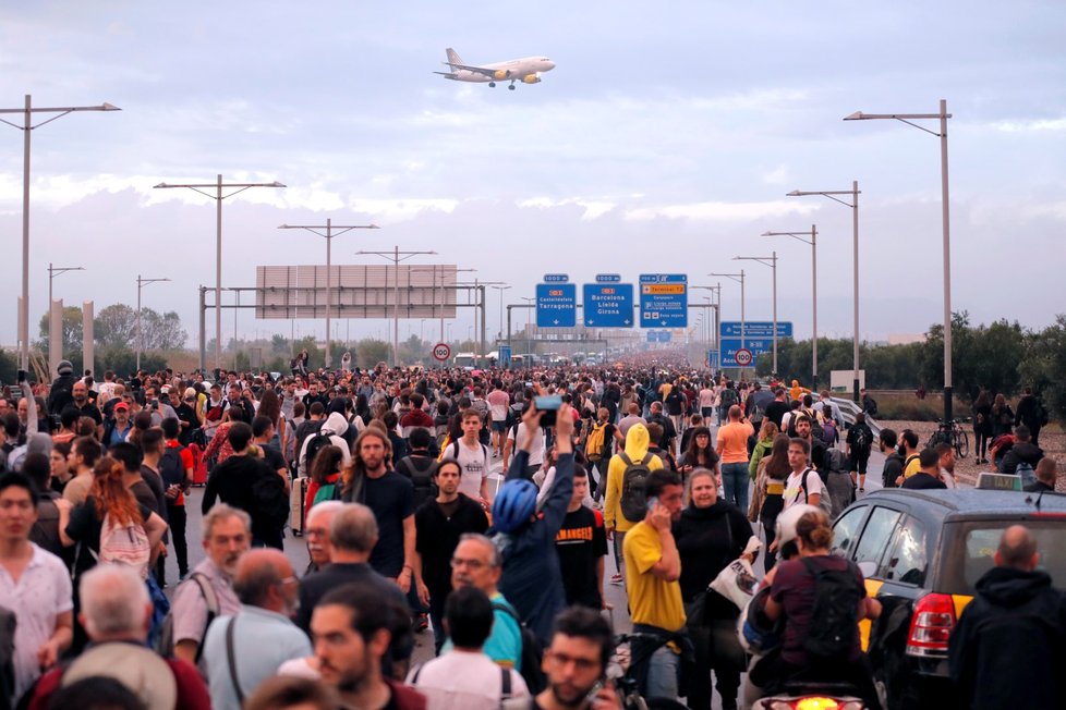 Barcelonské letiště se otřásá v základech (14.10.2019)