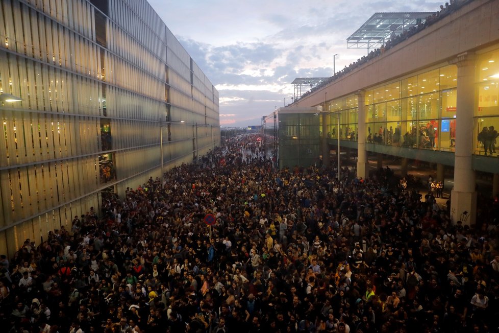 Barcelonské letiště se otřásá v základech (14.10.2019)