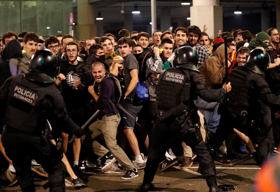 Barcelonské letiště bylo protesty ochromeno. Policie použila i hrubou sílu a plyn