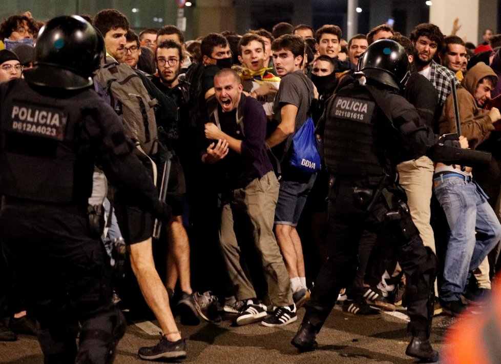 Barcelonské letiště bylo protesty ochromeno. Policie použila i hrubou sílu