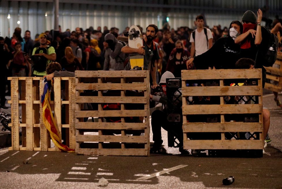 Barcelonské letiště bylo protesty ochromeno. Policie použila i hrubou sílu