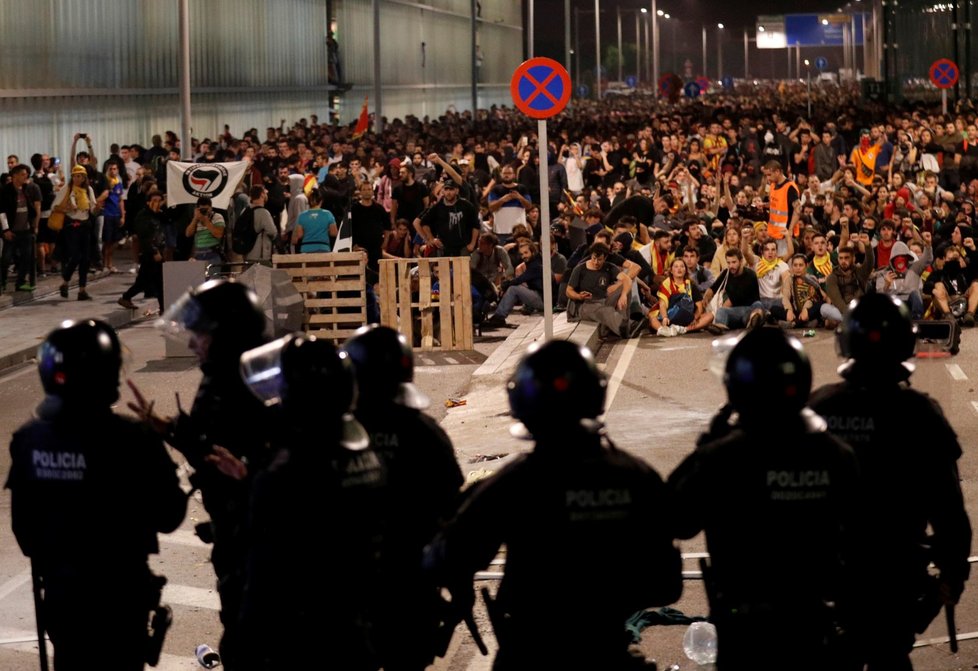 Barcelonské letiště bylo protesty ochromeno. Policie použila i hrubou sílu