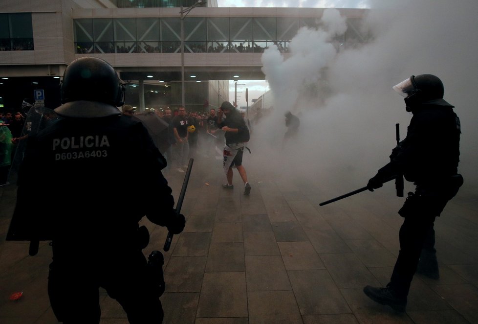 Barcelonské letiště bylo protesty ochromeno. Policie použila i hrubou sílu