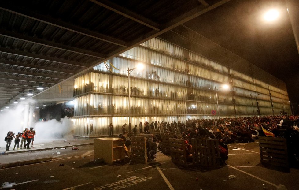 Barcelonské letiště bylo protesty ochromeno. Policie použila i hrubou sílu