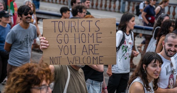Rozzlobení demonstranti v Barceloně stříkali na turisty vodními pistolemi a vyzývali je k odchodu.