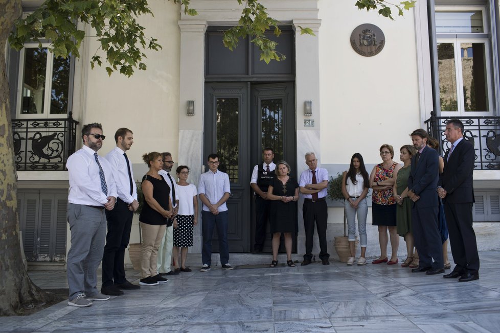 Kolem španělských ambasád po celém světě se shromáždili lidé, kteří uctili památku obětí útoku v Barceloně.