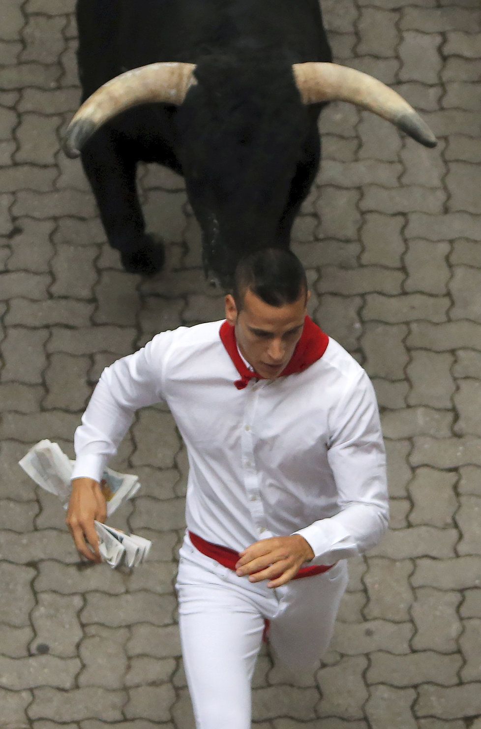 Při prvním letošním běhu s býky v Pamploně bylo pět zraněných, (7.07.2019).
