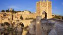 Obranný románský most z 11. století klenoucí se přes řeku Fluvià nalezneme ve španělském městečku Besalú