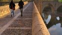 Obranný románský most z 11. století klenoucí se přes řeku Fluvià nalezneme ve španělském městečku Besalú