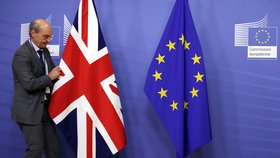 Necelý den před začátkem mimořádného summitu EU, na kterém mají premiéři a prezidenti sedmadvaceti zemí potvrdit dohodu o vystoupení Británie z bloku, se podařilo vyřešit námitky, které kvůli Gibraltaru na poslední chvíli vzneslo Španělsko.