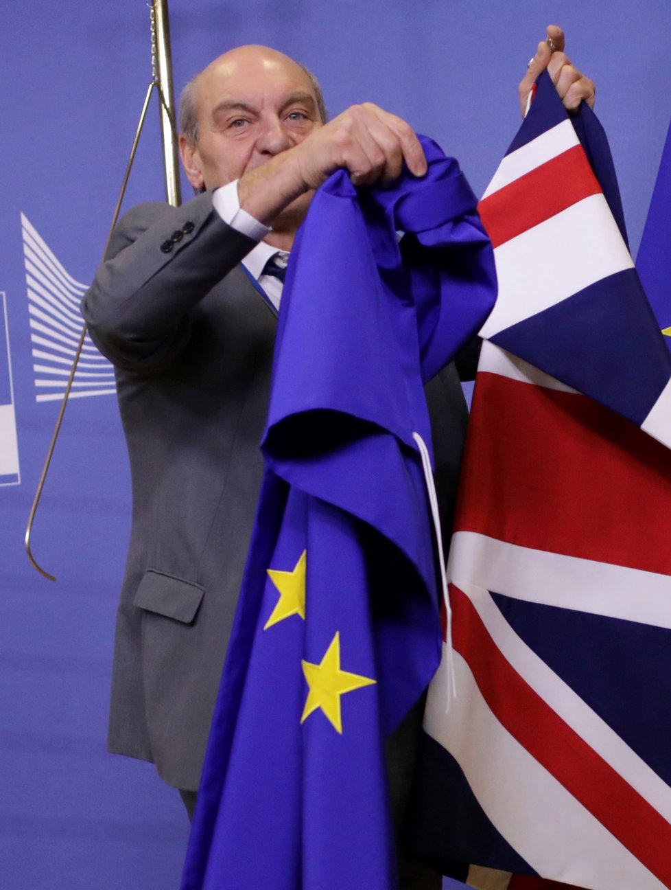 Necelý den před začátkem mimořádného summitu EU, na kterém mají premiéři a prezidenti sedmadvaceti zemí potvrdit dohodu o vystoupení Británie z bloku, se podařilo vyřešit námitky, které kvůli Gibraltaru na poslední chvíli vzneslo Španělsko.