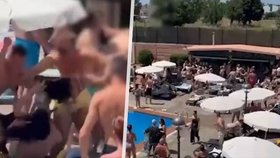 Dívku brutálně napadli, protože si spletla lehátku u bazénu