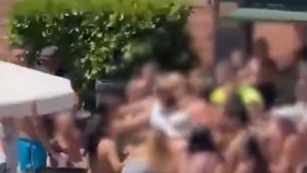 Jeho majitel jí vůbec nic neřekl a místo toho se do ní okamžitě pustil pěstmi