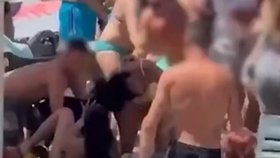 To vyvolalo hromadnou rvačku mezi mužem a jeho kamarády a přítomnými Brity