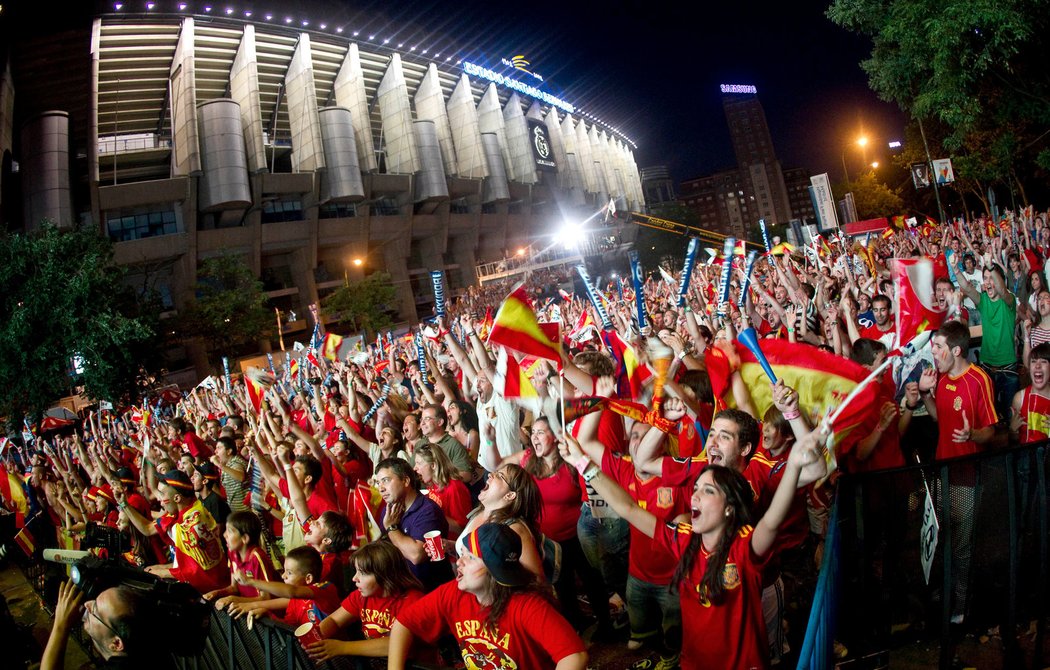 Bouřící španělští fanoušci před stadionem Realu Madrid. Byly zde desítky tisíc lidí.