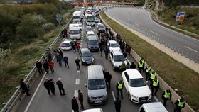 Katalánští separatisté zablokovali hraniční přechod s Francií, kde se tak vytvořily několikakilometrové fronty. (11.11.2019)