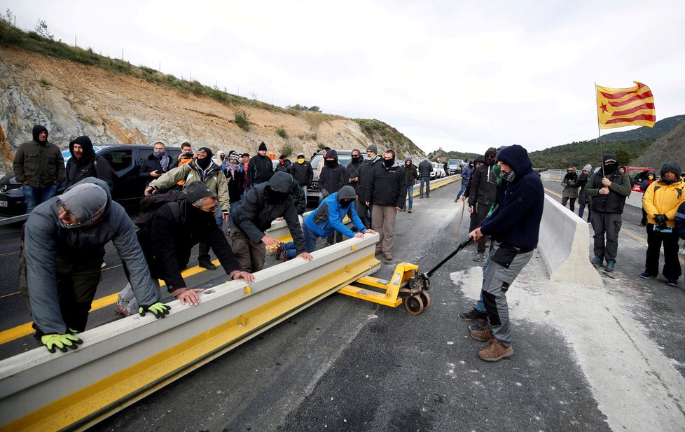 Katalánští separatisté zablokovali hraniční přechod s Francií, kde se tak vytvořily několikakilometrové fronty. (11.11.2019)