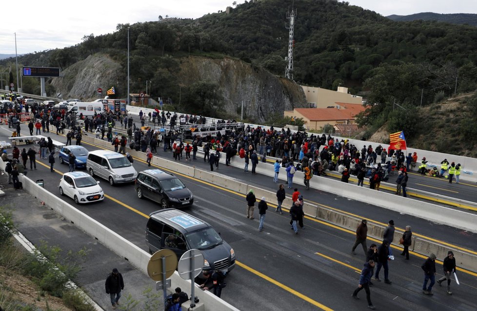 Katalánští separatisté zablokovali hraniční přechod s Francií, kde se tak vytvořily několikakilometrové fronty. (11.11.2019)