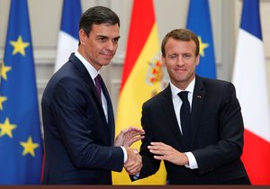 Španělský premiér Pedro Sanchez a prezident Francie Emmanuel Macron, 23.6.2018