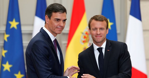Macron chce bič i na Čechy. Kvůli odmítání uprchlíků s nárokem na azyl