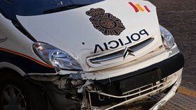 Nabourané policejní auto, ilustrační foto