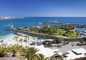 Pláž Anfi del Mar na španělském ostrově Gran Canaria.