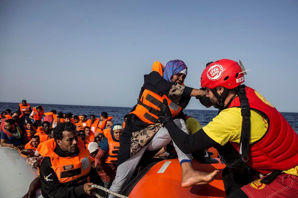 Loď španělské nevládní organizace Proactiva Open Arms v sobotu z gumového člunu u libyjských břehů vzala na palubu 60 migrantů.