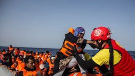 Loď španělské nevládní organizace Proactiva Open Arms v sobotu z gumového člunu u libyjských břehů vzala na palubu 60 migrantů.