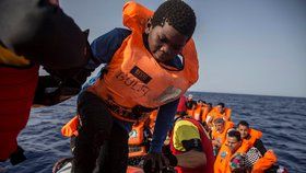 Loď španělské nevládní organizace Proactiva Open Arms v sobotu z gumového člunu u libyjských břehů vzala na palubu 60 migrantů.