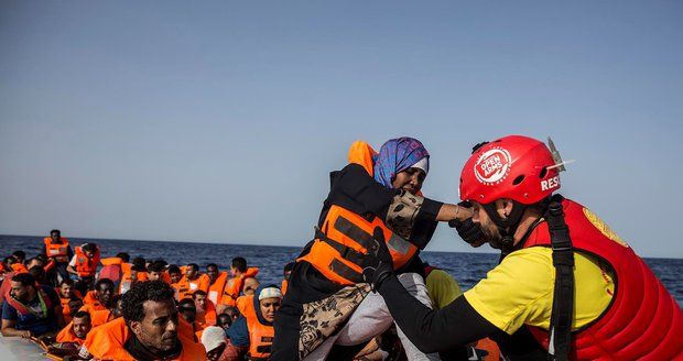 Itálie odmítla přijmout další loď s migranty.  Ministr: Na zakotvení můžou zapomenout!
