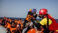 Loď španělské nevládní organizace Proactiva Open Arms z gumového člunu u libyjských břehů vzala na palubu 60 migrantů.